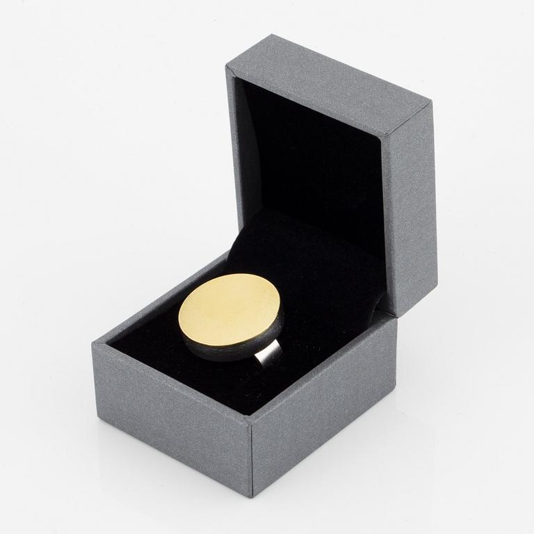 A Hedvig Westermark ring in silver and 18K gold.