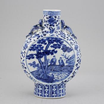 A blue and white figural moon flask, Qing dynasty, Guangxu (1872-1908).