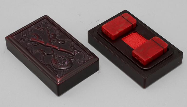 SIGILSTAMPAR, 2 st, sten, 1900-talets andra hälft.