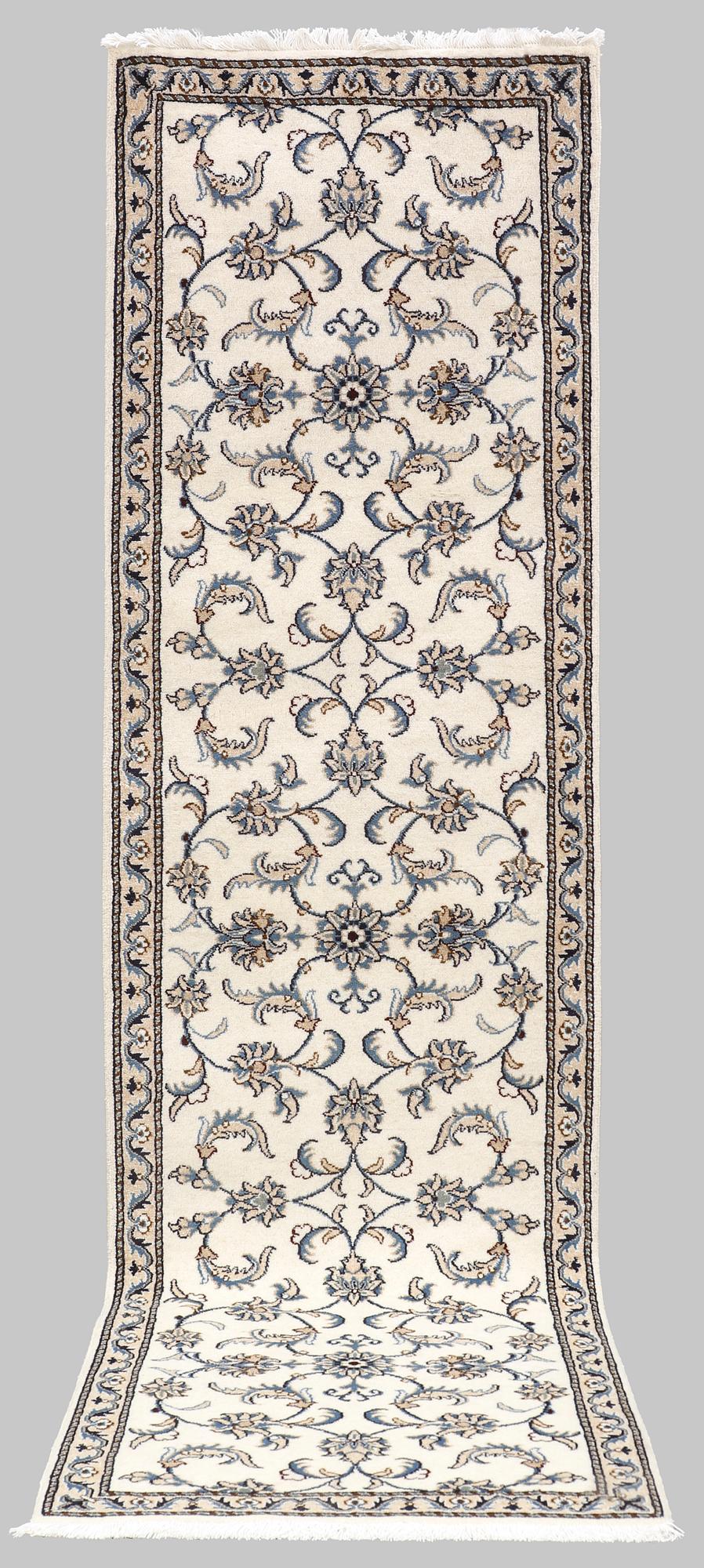 A Nain runner, approx. 286 x 80 cm.