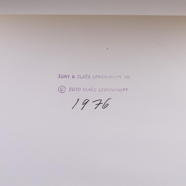 Royal photograph, King Carl XVI Gustaf och drottning Silvia, signed and dated 1977. Photo signed Claës Lewenhaupt.