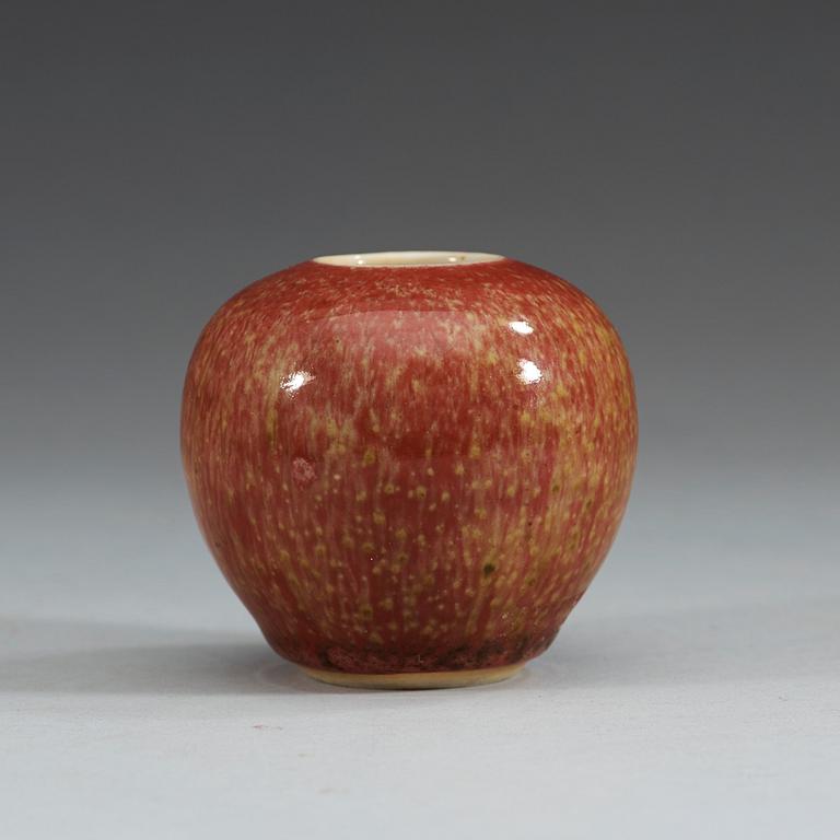 A peach bloom brush pot, late Qing dynasty (1644-1912), with Kangxi six character mark.