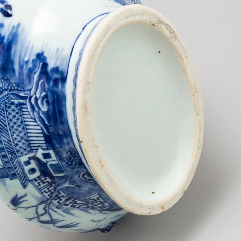 A blue and white export porcelain tureen with cover and a serving dish, Qing dynasty, Qianlong (1736-95).