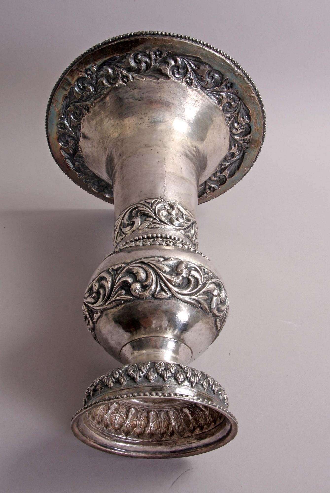 VAS, troligen silver, orientalisk.