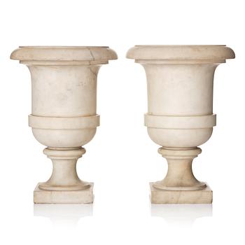 171. A pair of white marble urns, presumably Italy late 18th century.