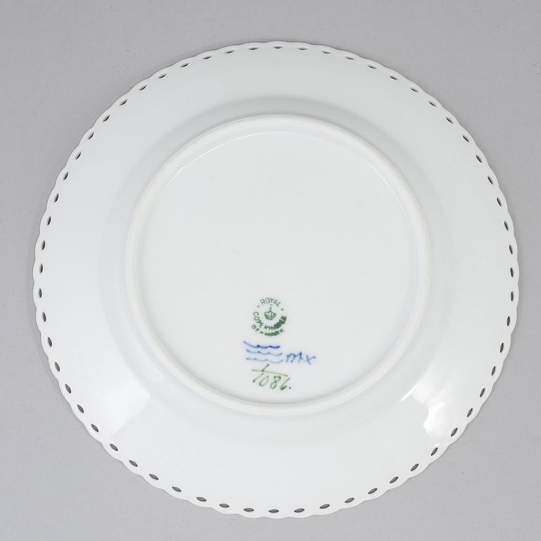 36 pieces of 'Musselmalet' by Royal Copenhagen.