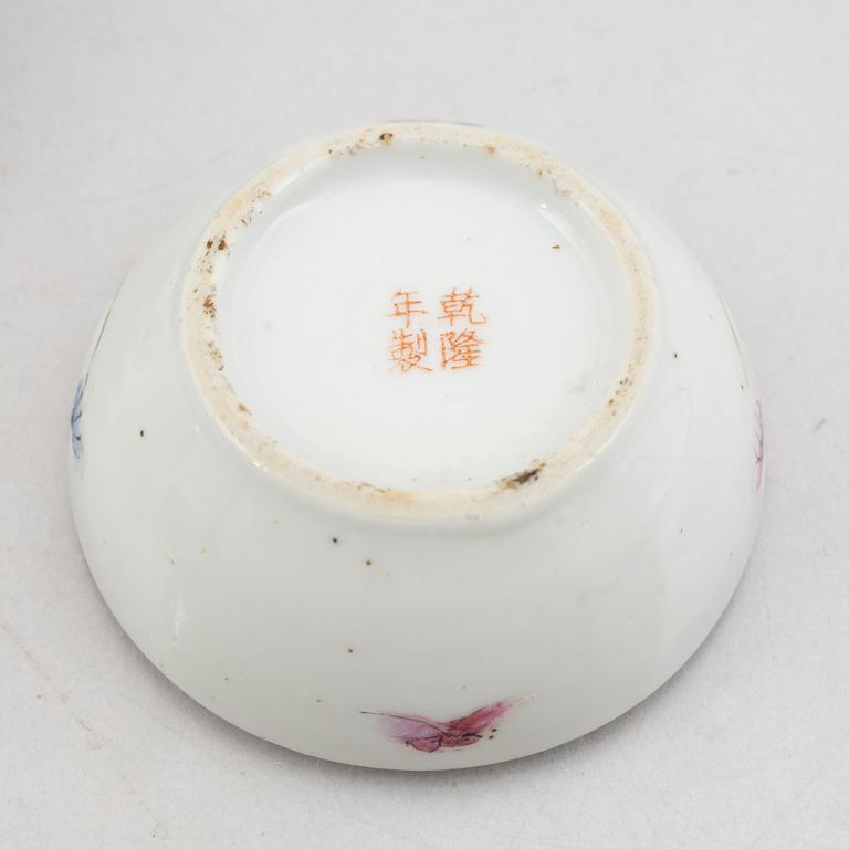 Four pieces of Chinese porcelain, Qing dynasty, 18th-19th century.