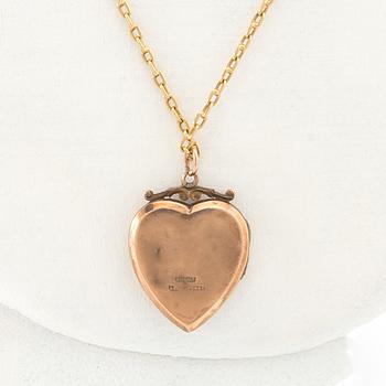 Halsband 18K guld med en berlock 9K guld i form av ett hjärta.