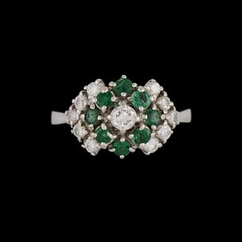 RING, 18k vitguld med 11 briljantslipade diamanter samt 8 fasettslipade smaragder. Vikt 5 g.