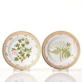 A set of six Royal Copenhagen 'Flora Danica' dinner plates, Denmark, 20th Century.