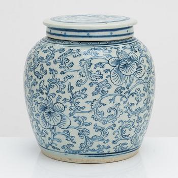 A blue and white jar with cover, late Qing dynasty, end of 19th century.
