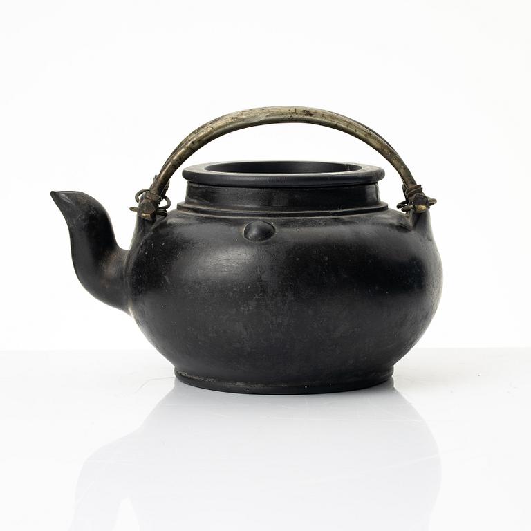 A dark yixing teapot, late Qing dynasty / early 20th century.