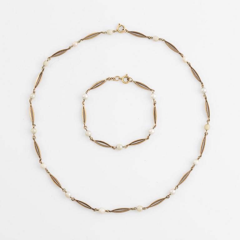 Bracelet and necklace, low fineness gold and pearls.