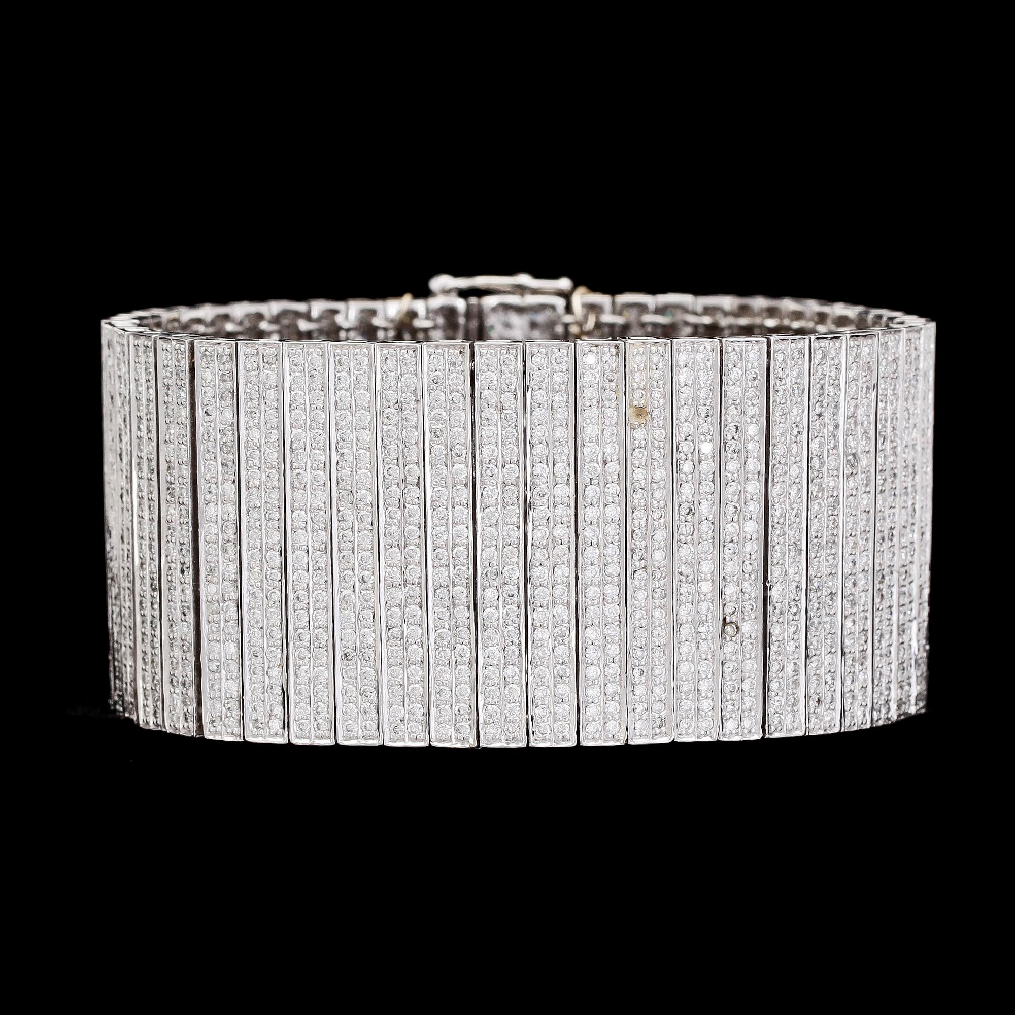 BRACELET, brilliant cut diamonds, tot. app. 12 cts. Weight 94,5 g.