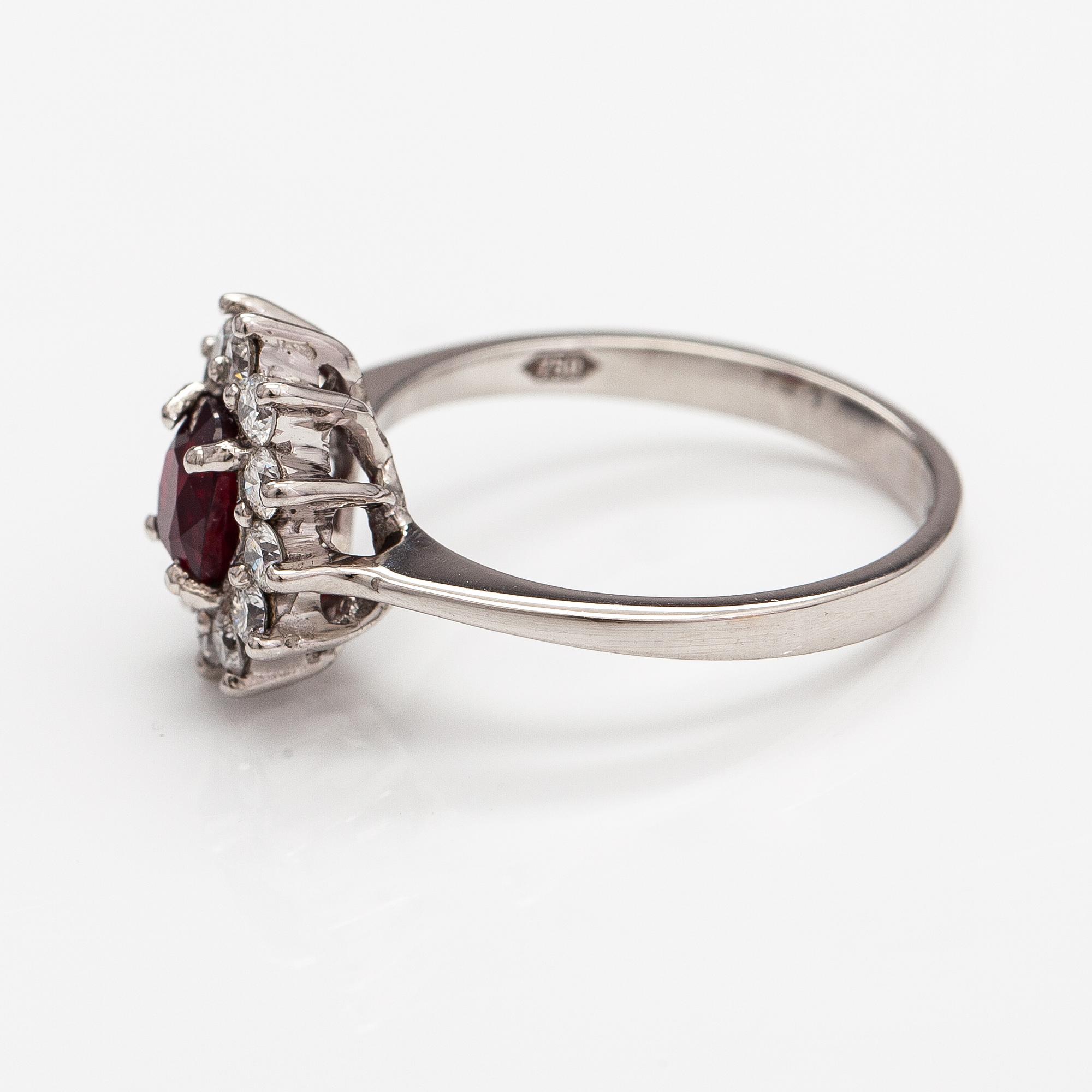 An 18K white gold ring with a ruby and diamonds ca. 0.36 ct in total.