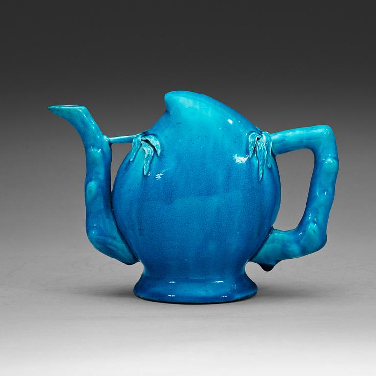 A turkoise glazed cadogan tea pot, Qing dynasty (1644-1912).
