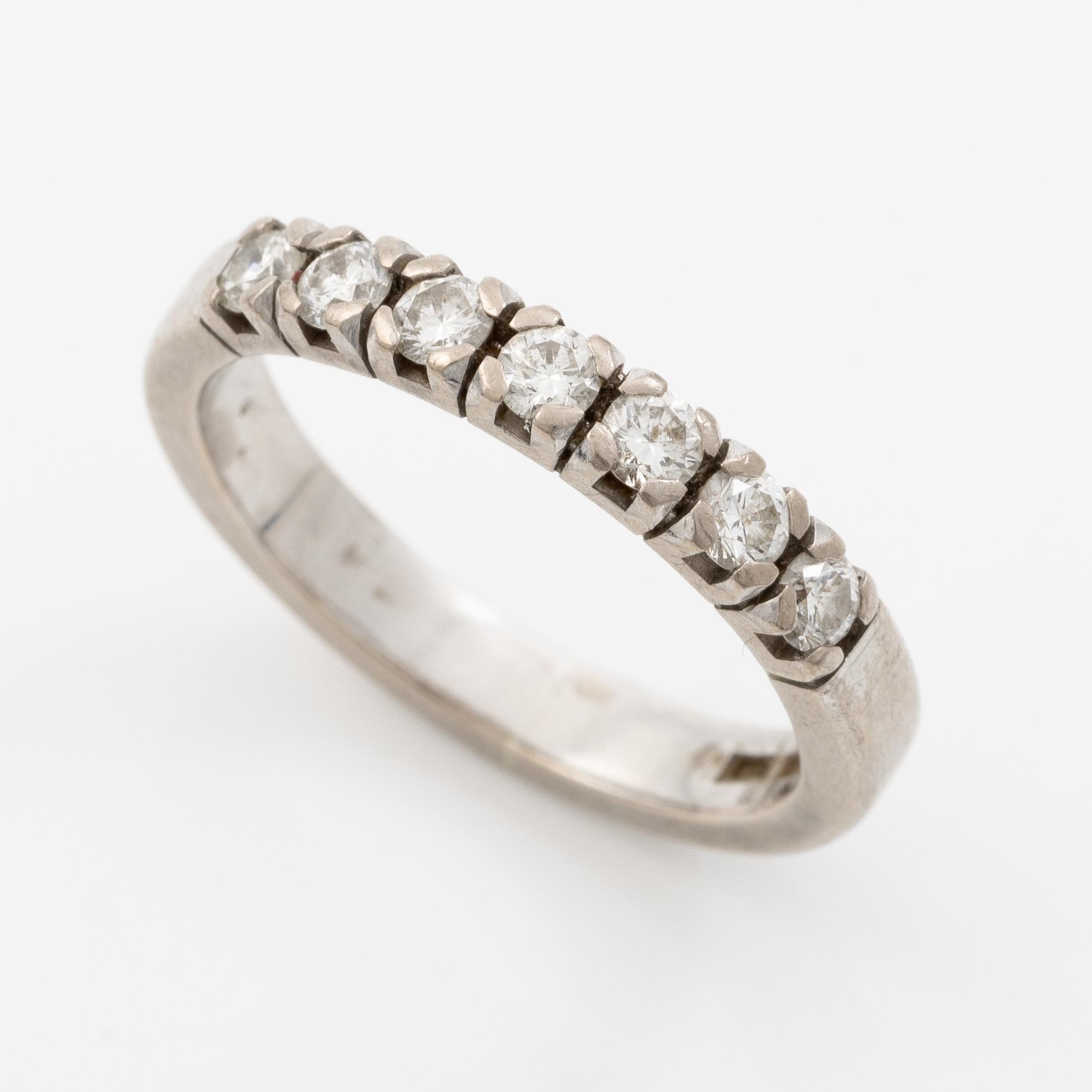 Ring, 18K white gold set with brilliant-cut diamonds, a total of 0.63 ct according to the engraving.