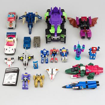 A lot of 45 Transformers robots from Hasbro 1980/90s.