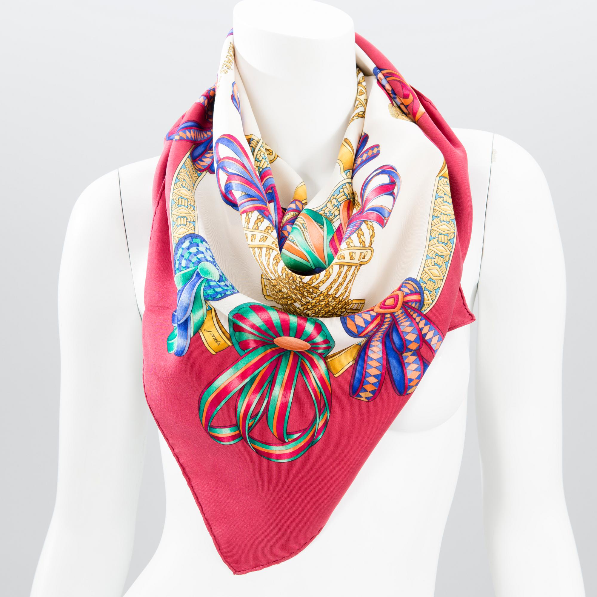 HERMÈS, TVÅ SIDENSCARFAR.