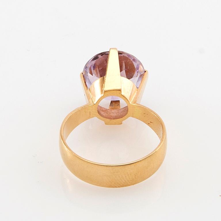 Ring 18K gold with a round faceted amethyst, Gustaf Fredrik Hallengren Malmö 1903.