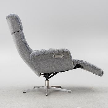 A 'Master' recliner, Conform.