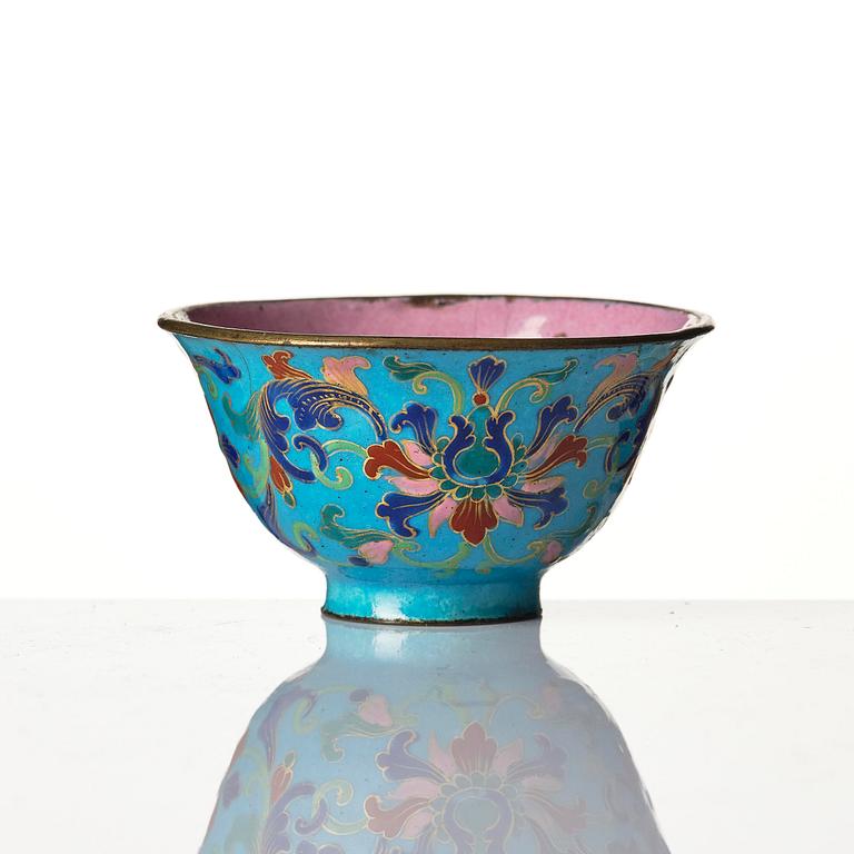 Bägare samt kopp med fat, emalj på koppar. Qingdynastin, 1700/1800-tal.