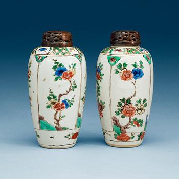 1694. A pair of famille verte tea caddies, Qing dynasty, Kangxi (1662-1722).