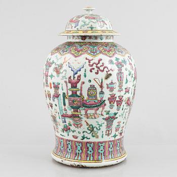 A Chinese famille rose porcelain urn with cover, late Qing dynasty / early 20th century.