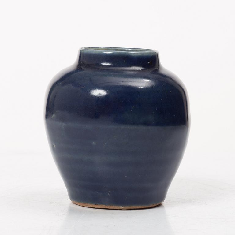 A Chinese blue glazed porcelain jar, 17th century.