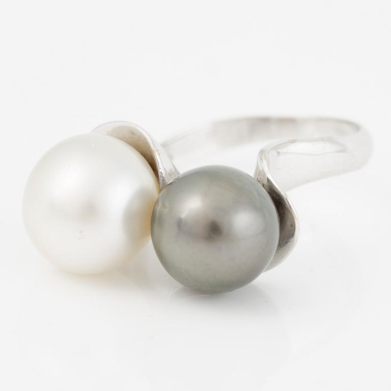 Ring 18K guld med odlade pärlor.