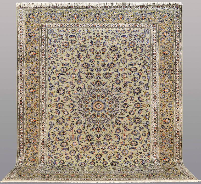 A CARPET, Kashan, signerd, ca 383 x 300 cm.