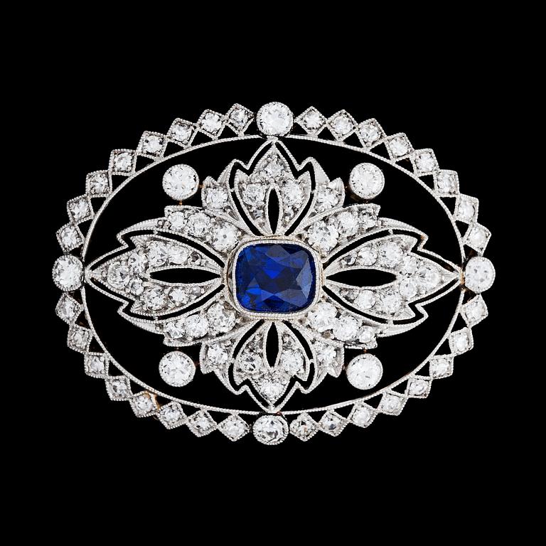 BROSCH, blå safir med briljant- och åttkantslipade diamanter, tot. ca 1.50 ct. Ca 1915.