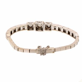 An 18K white gold bracelet with brilliant cut diamonds.