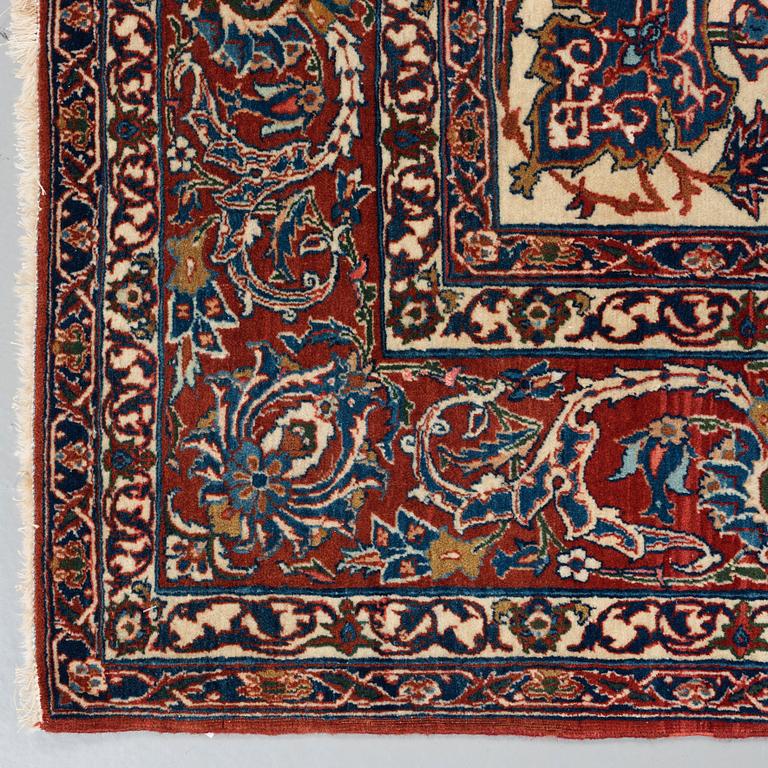 A CARPET. A semi-antique Esfahan. 217 x 155,5 cm.