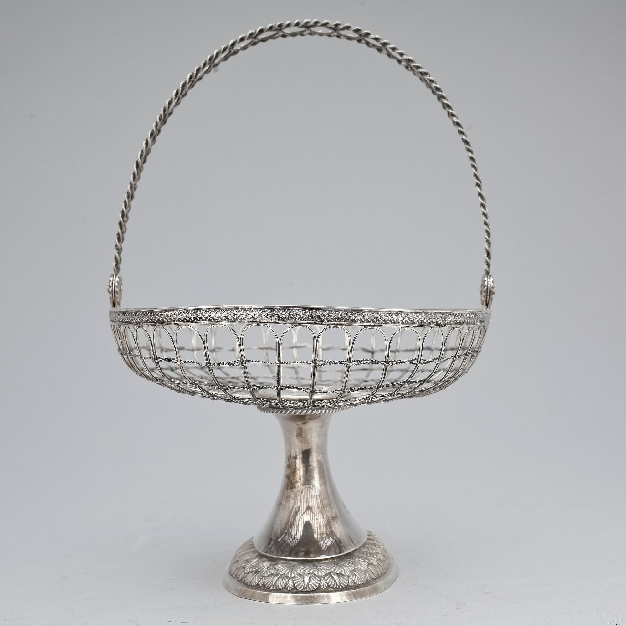 FRUKTKORG, silver, otydliga Svenska stämplar, 1800-tal. Vikt ca 536 g.