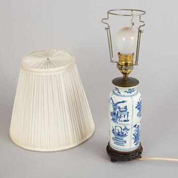 A blue and white vase mounted as a lamp, Qing dynasty, Kangxi (1662-1722).