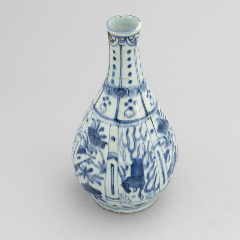 A Chinese blue and white kraak porcelain 'flying horse' bottle vase, Ming dynasty, Wanli (1572-1620).