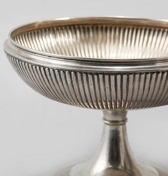 SKÅLAR, 2 st, silver, K Andersson, Stockholm, 1942 och 1923. Vikt 640 g.