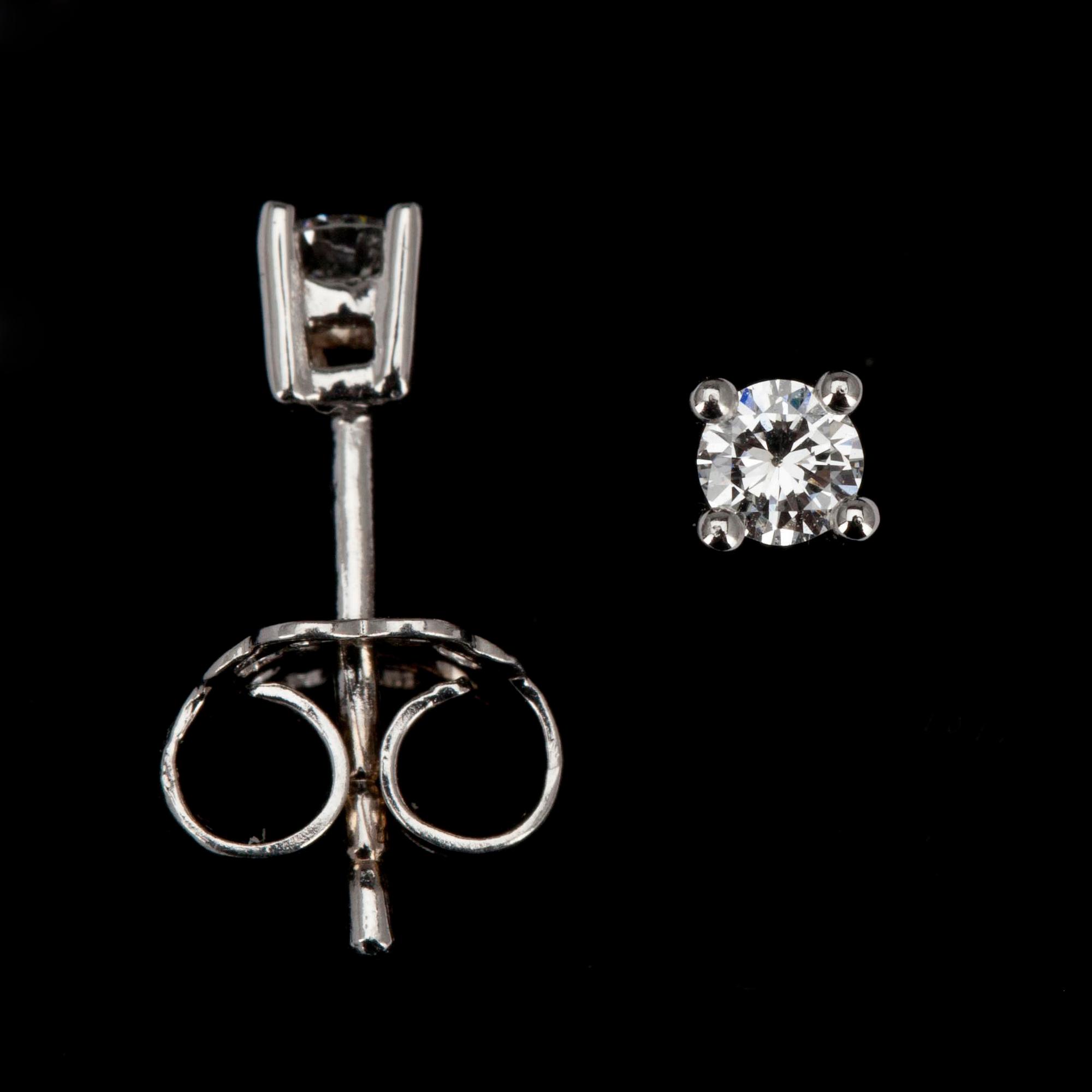 ÖRHÄNGEN, vitguld 14K, briljantslipade diamanter 2 x 0,10 ct.
