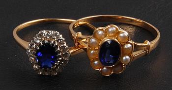 RINGAR, 2 st, guld 18K, safir och diamanter resp safir och pärlor.