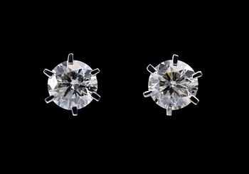 457. A PAIR OF EARRINGS, brilliant cut diamonds c. 1.20 ct. 18K white gold.