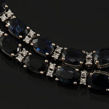 ARMLÄNK, 18k vitguld med 22 fasettslipde blå safirer samt 44 briljantslipade diamanter, 1900-talets slut. Vikt 14 g.