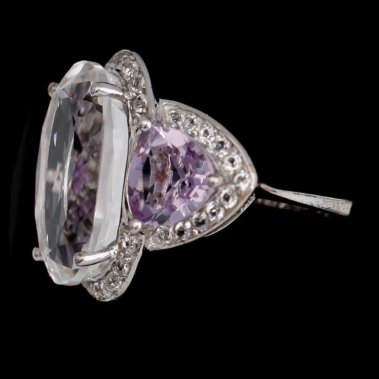 RING, sterlingsilver, vita topaser tot ca 20.00 ct, ametister tot ca 5.00 ct.