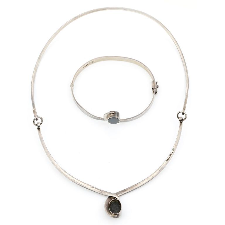 HALS- SAMT ARMRING, sterlingsilver, spektroliter, Kaunis Koru, OLW, Finland 1900-talets andra hälft. Vikt tot ca 32 g.