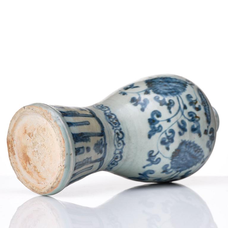 A blue and white Meiping vase and a bowl, 16th Century.