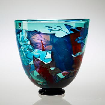An Eva Englund graal glass vase, Orrefors 1985.