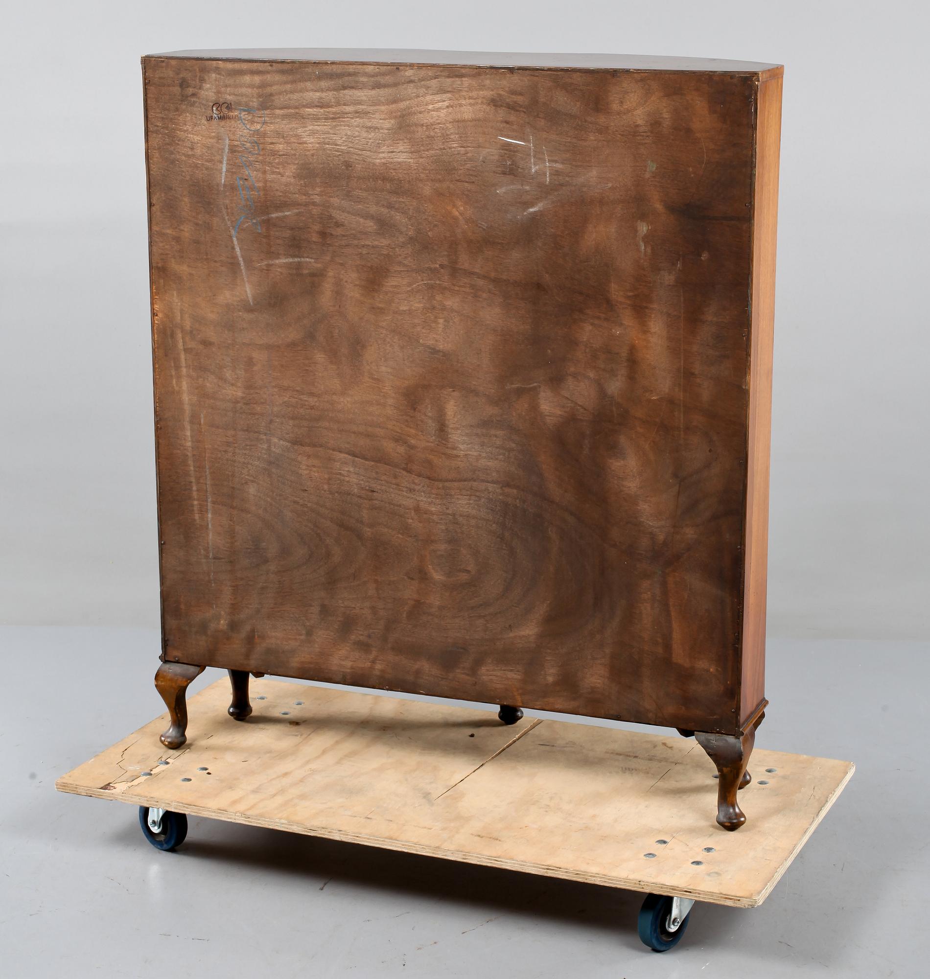 VITRINSKÅP, 1900-talets andra kvartal.