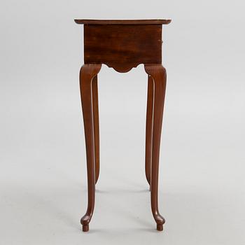 A QUEEN ANNE SIDETABLE, Mahogany veneered, England 18th century.