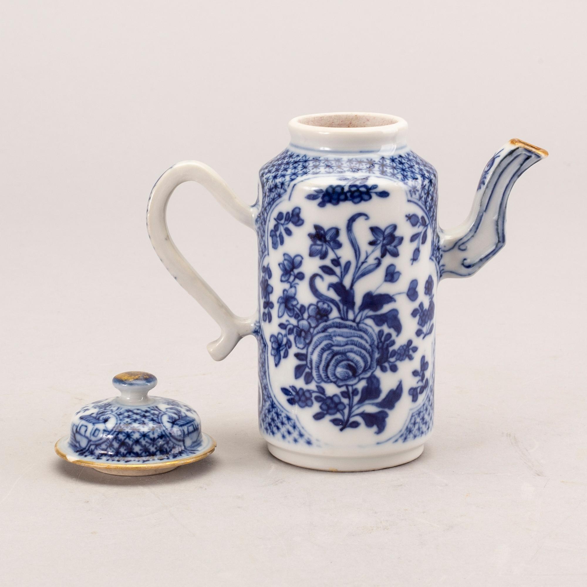 A blue and white tea pot with cover, Qing dynasty, Qianlong (1736-95).