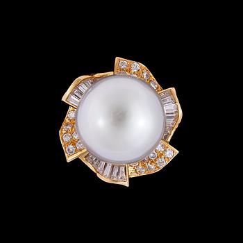 RING, odlad South sea pärla, 14,8 mm, med trapez- och briljantslipade diamanter. tot. ca 1 ct.